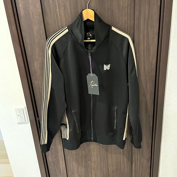 니들스 트랙자켓 검흰 lhp 