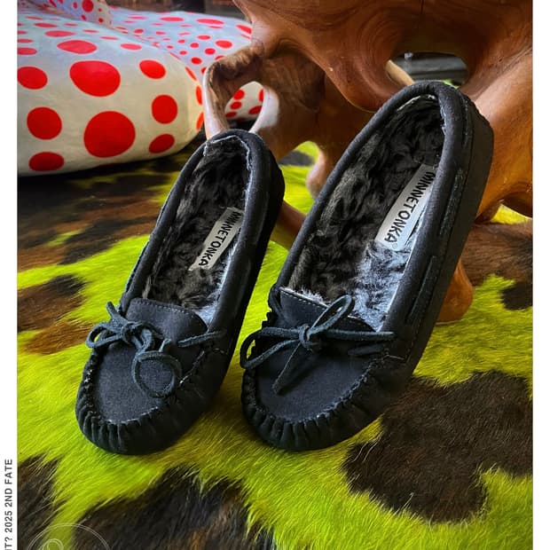 MinneTonka Fur Lining Black Moccasin