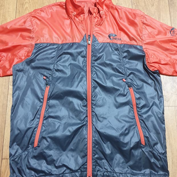 1155 네파 아웃도어 바람막이 95 사이즈입니다