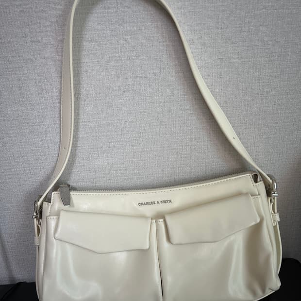 [찰스앤키스] 한소희 레이첼 이롱게이티드 포켓 체인백 크림색