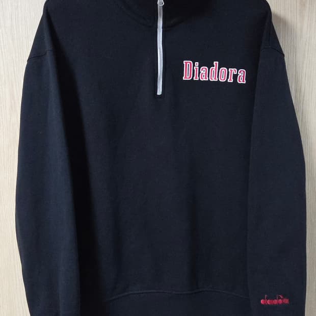 (착샷) 디아도라 하프 집업 맨투맨 블랙