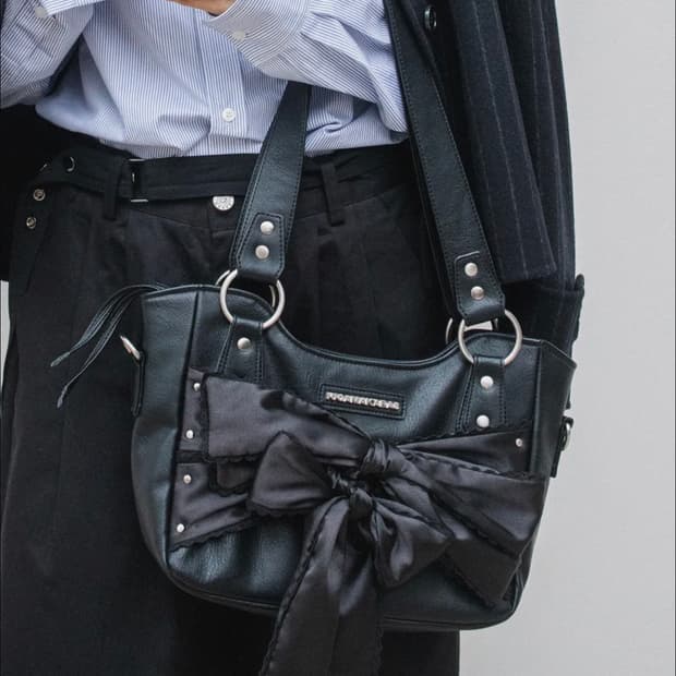 이우가마카라스 레이스 리본 레더 숄더백