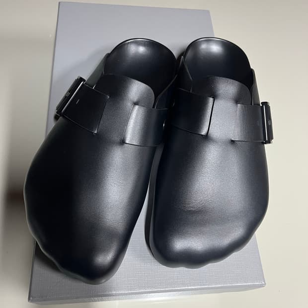 발렌시아가 24ss 선데이 뮬 카프스킨 40사이즈