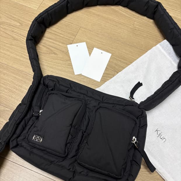 기준 Kijun Pillow Cross Bag