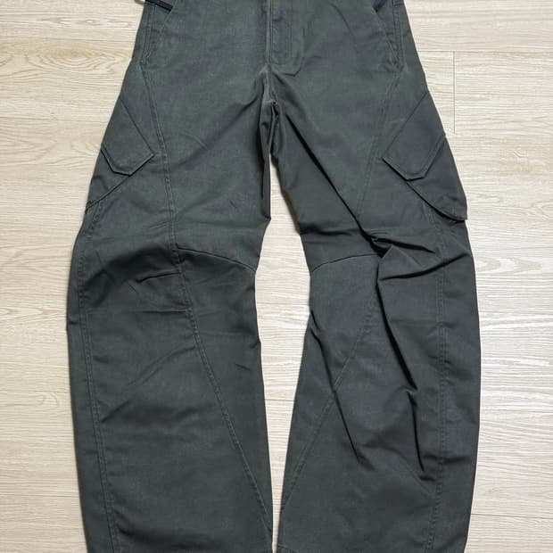 [S] 지용킴 코오롱스포츠 아웃포켓 3D 팬츠 카키 그레이