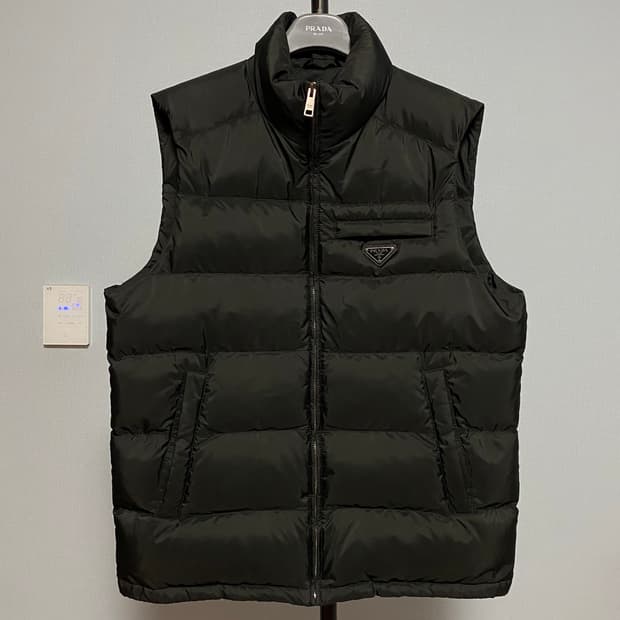 [52] 프라다 트라이앵글 로고 다운 베스트 블랙