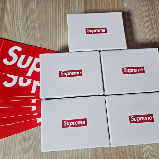 (한정판)슈프림 디카 키링 미개봉 새상품(스티커3장드림)