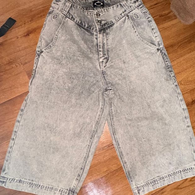 미스치프 워시드 버뮤다 블리치드 그레이