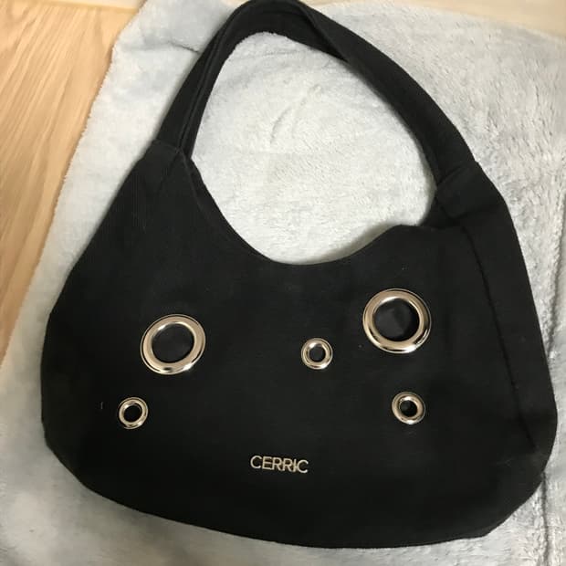 CERRIC 블랙 호보백 펀칭 숄더백