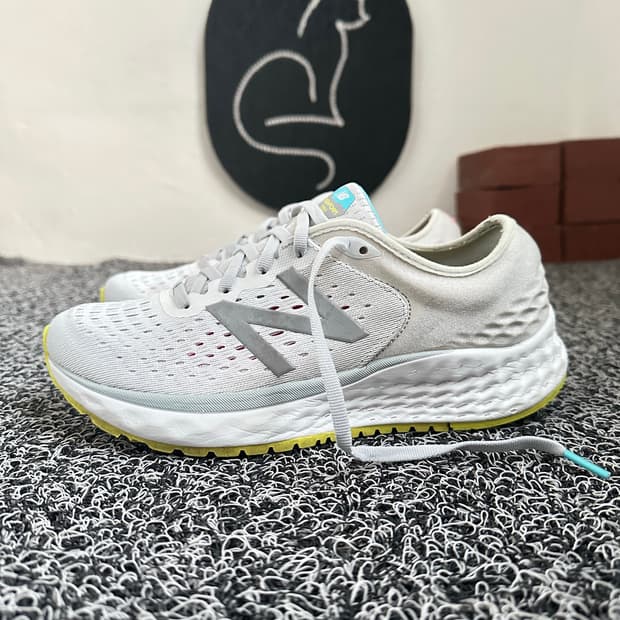 뉴발란스 Fresh Foam 흰색 운동화 250mm