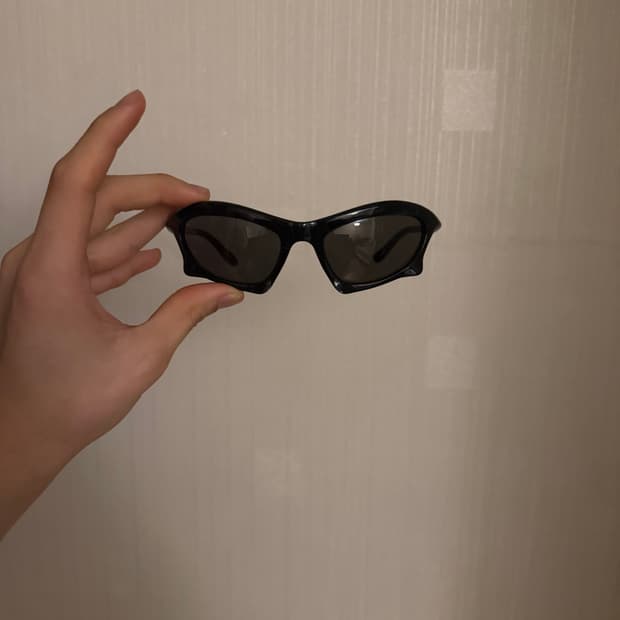 발렌시아가 배트 선글 (퍼렐착용)