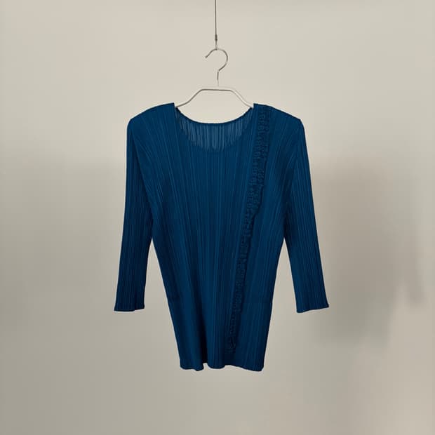 Numbering Lace Trim Pleats Top