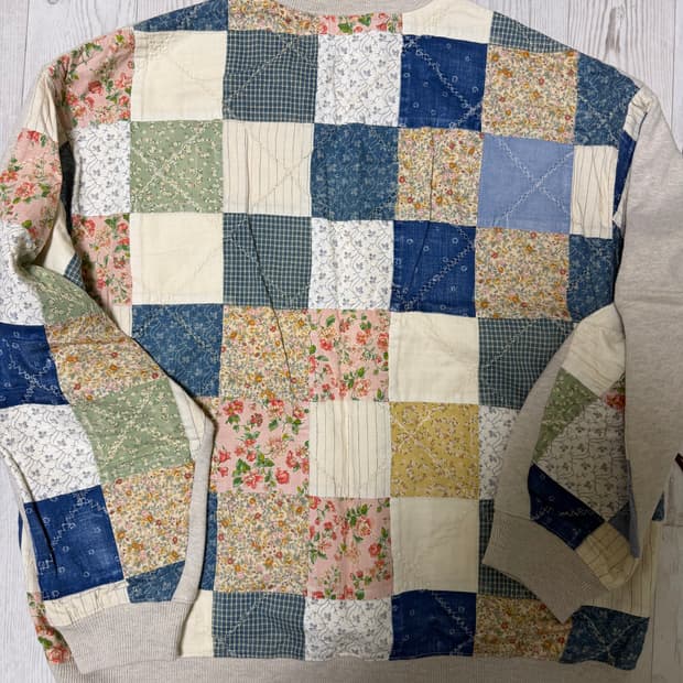 캐피탈 패치워크 스웻셔츠