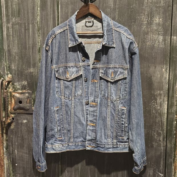 90s Light Wash Denim Trucker Jacket