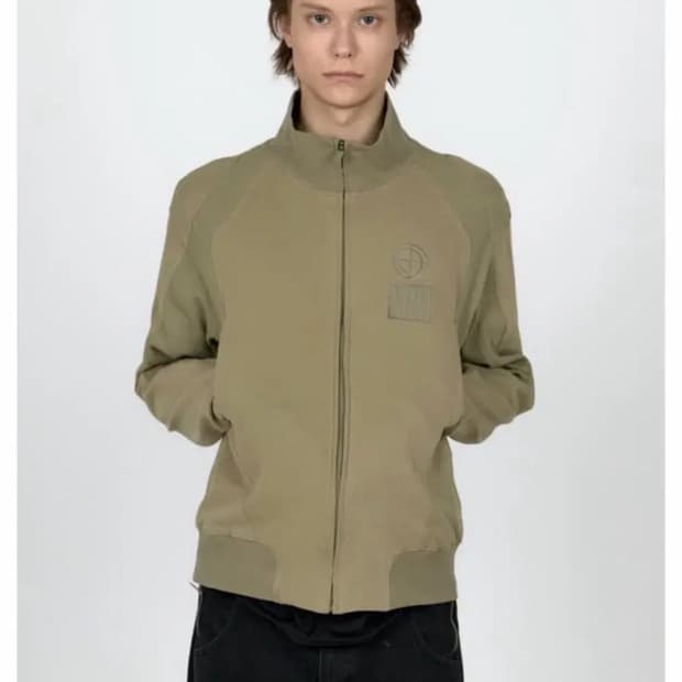 구해요)플라스틱프로덕트 contrast zipped 카키 L