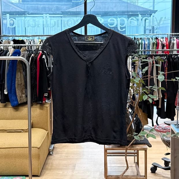 펜디 블랙 로고자수 브이넥 슬리브리스 