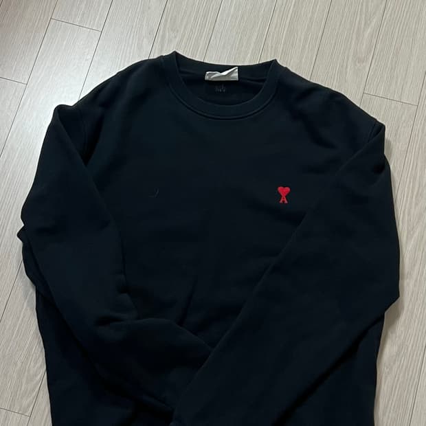 아미 검은색 맨투맨