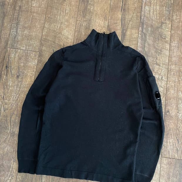 CP컴퍼니 하프 지퍼 렌즈 디테일 스웨터