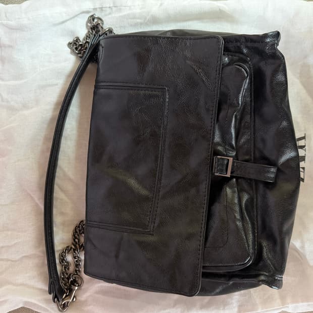 자라 링클 이펙트 락플랩 체인 숄더 크로스백 블랙 카즈하백 