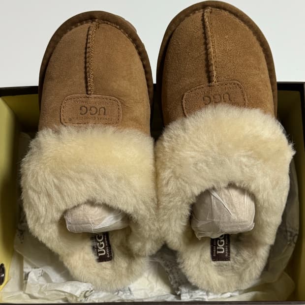 [UGG] 코케트 슬리퍼 체스넛