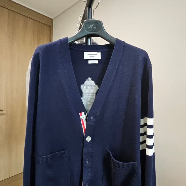 {셀렉 상품}(무료배송) 톰브라운 넛크래커 메리노 울 사선 가디건 네이비