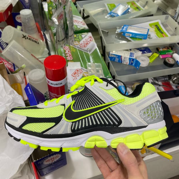 나이키 줌 보메로  5 Volt Metallic 290