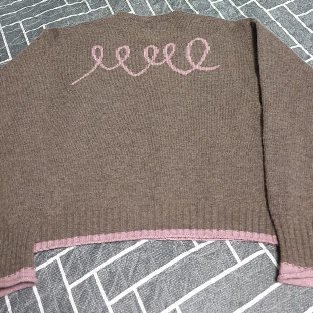 에메모가든 (캐시미어,메리노울 혼방) 에메모라인로고 니트 브라운 (F)