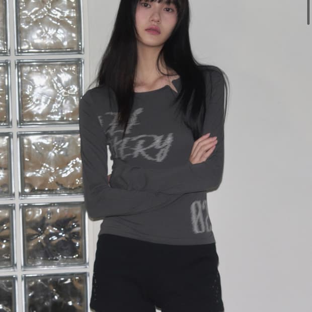 (FREE) 레더리 레터링 슬릿 롱슬리브 [CHARCOAL] 판매