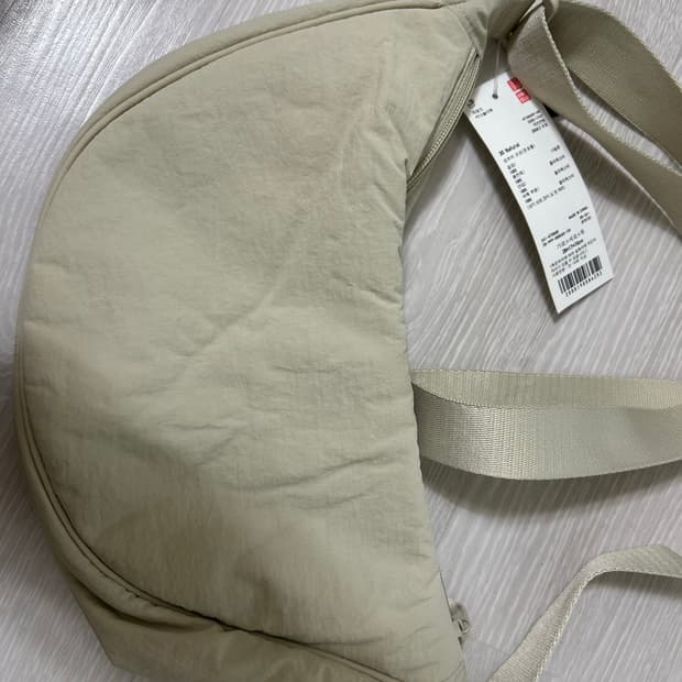 유니클로 라운드 미니 숄더백 내츄럴