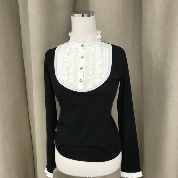 Black white-collar long-sleeve tee