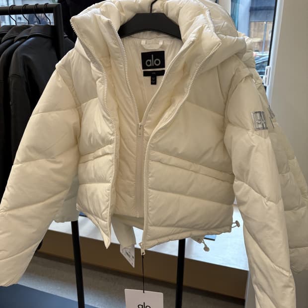 알로 요가 glacier puffer ivory xs 새제품 정가 40