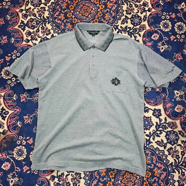 크리스찬디올 국내 라이센스 포켓 자수 반팔 카라티