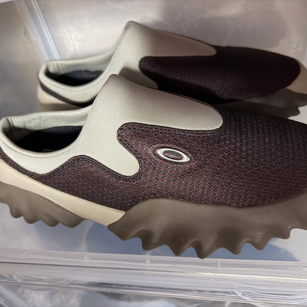 오클리 팩토리 팀 x 브레인 데드 오스트리치 찹 쏘우 뮬 마룬 에스프레소