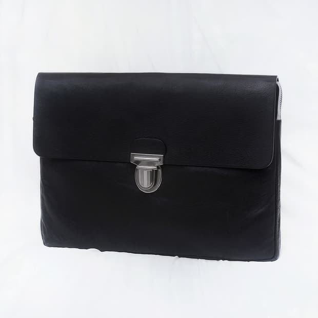 아미 (AMI) 베지터블 레더 플랩 클러치백 도큐먼트케이스