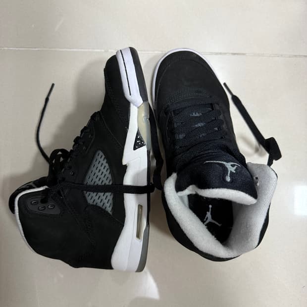 나이키 조던 5 레트로 블랙 앤 화이트 240