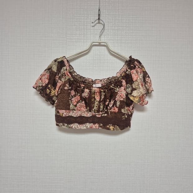 리즈리사 수선템 쵸코플로럴 크롭탑 