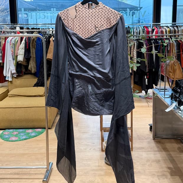 마린세르 골드라인 베이지 차콜 실크 랩 탑 