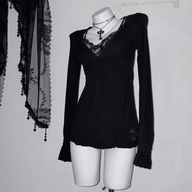 연말룩 추천) 딱붙 블랙 브이넥 탑 고스 고딕 블랙페미닌 