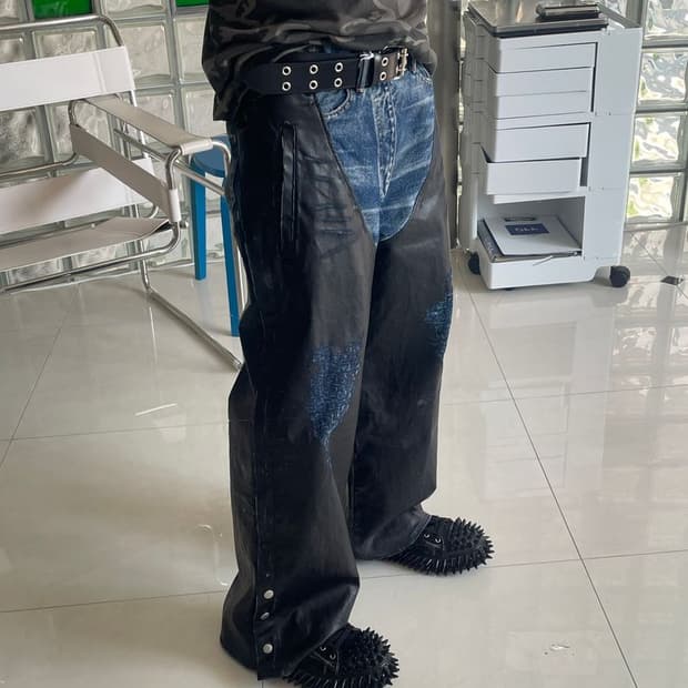 COATING DENIM 가죽 코팅 데님 채프스 팬츠