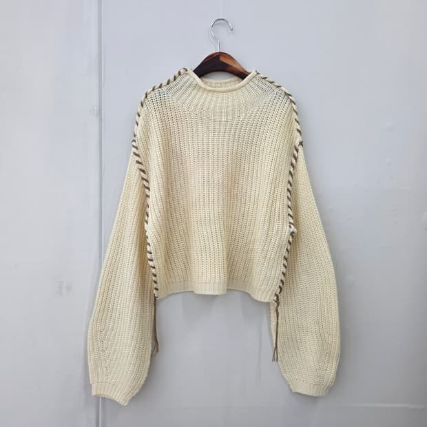 아이보리 배색 꼬임라인 루즈핏 니트