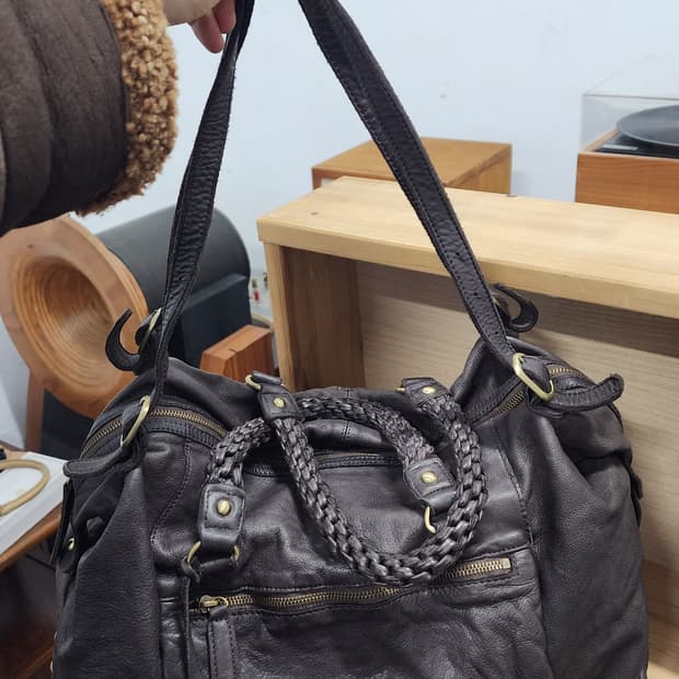 DAAD 브라운 가죽 보스턴 숄더백