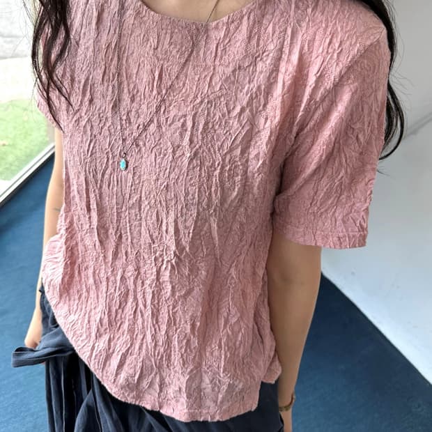 Irregular pattern wrinkled top