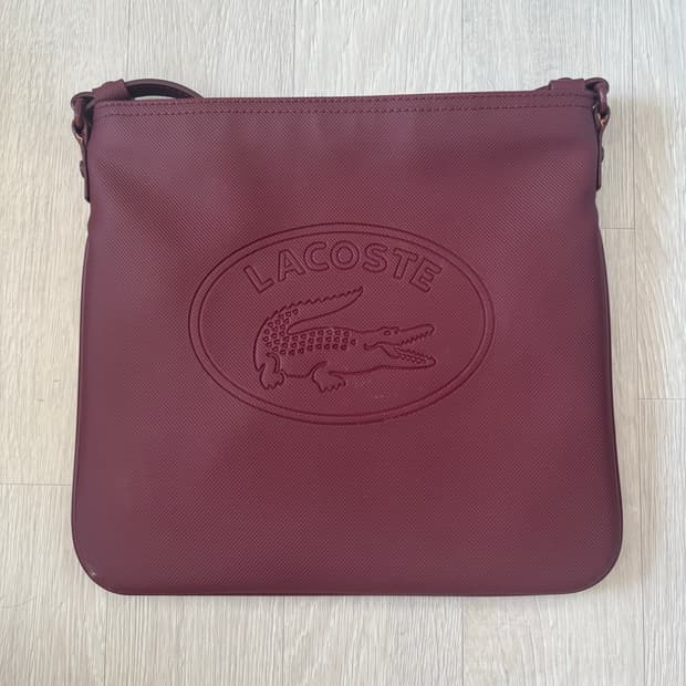 [라코스테 Lacoste] NEW CLASSIC 플랫 크로스백 (버건디)