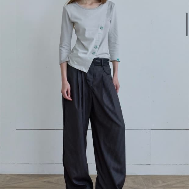 헤레틱 BUTTON CROSS T-SHIRT / grey