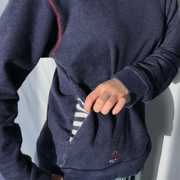 네이비 스티치 맨투맨 