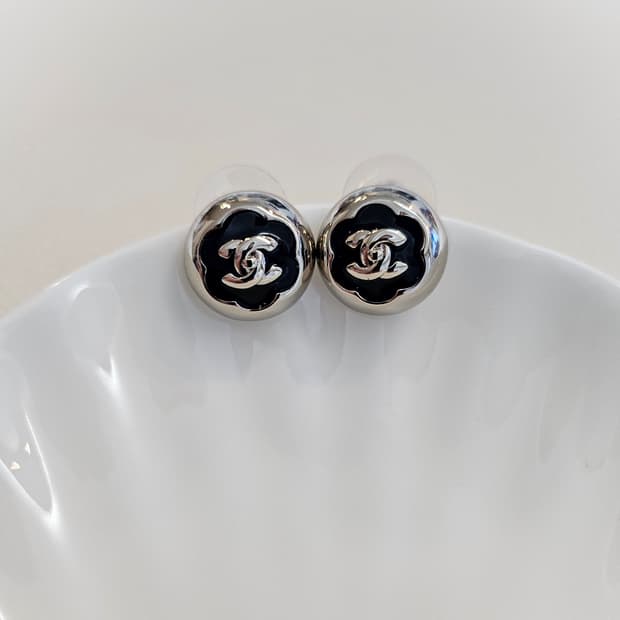 샤넬 블랙 투톤 까멜리아 CC 턴락 볼 귀걸이 업사이클링