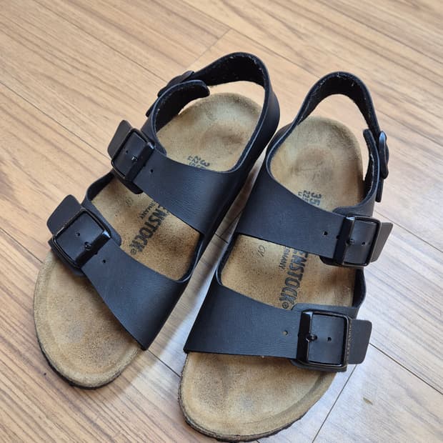 225mm 버켄스탁 밀라노 블랙 샌들입니다. 전체적으로 사용감 있는 제품
