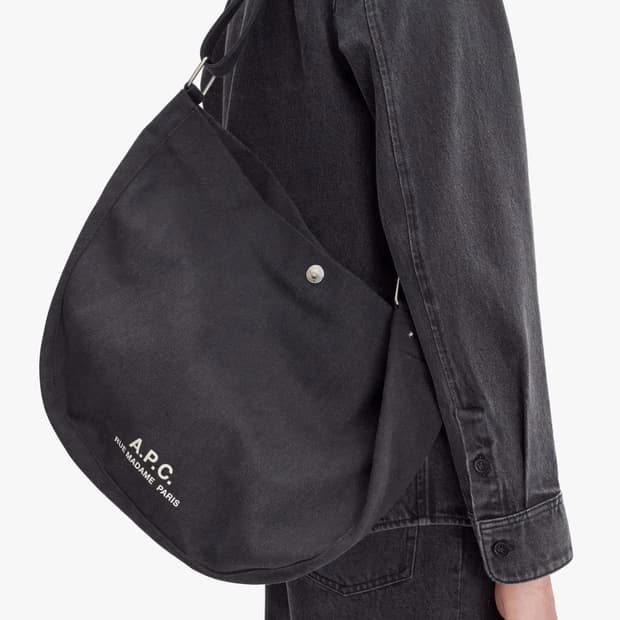 (새상품60%할인)APC 아페쎄 정품 남녀공용 저널 숄더백 블랙
