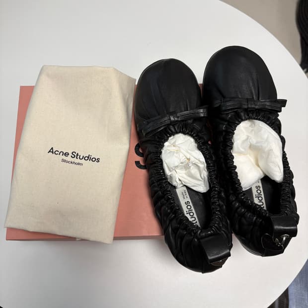 보우 디테일 레더 플랫 슈즈