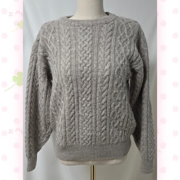 회색베이지 울 케이블 꽈배기 니트